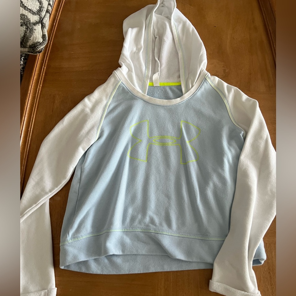 Under Armour Girls Cropped XL Hooded Top baby blue wth white hood and sleeves